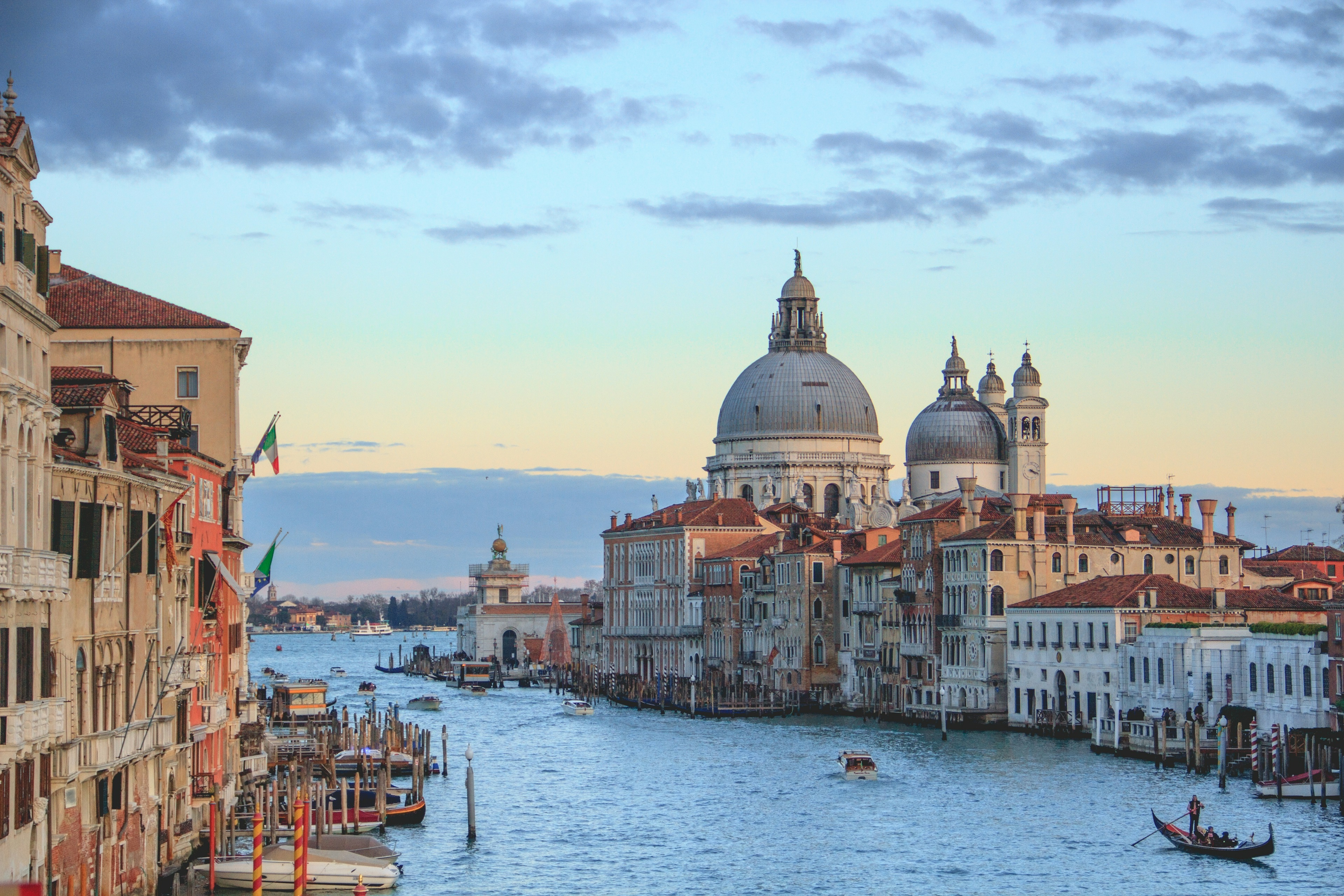 Venice Grand Canal Gondola Ride: Private Serenade & Doge Palace VIP Guide